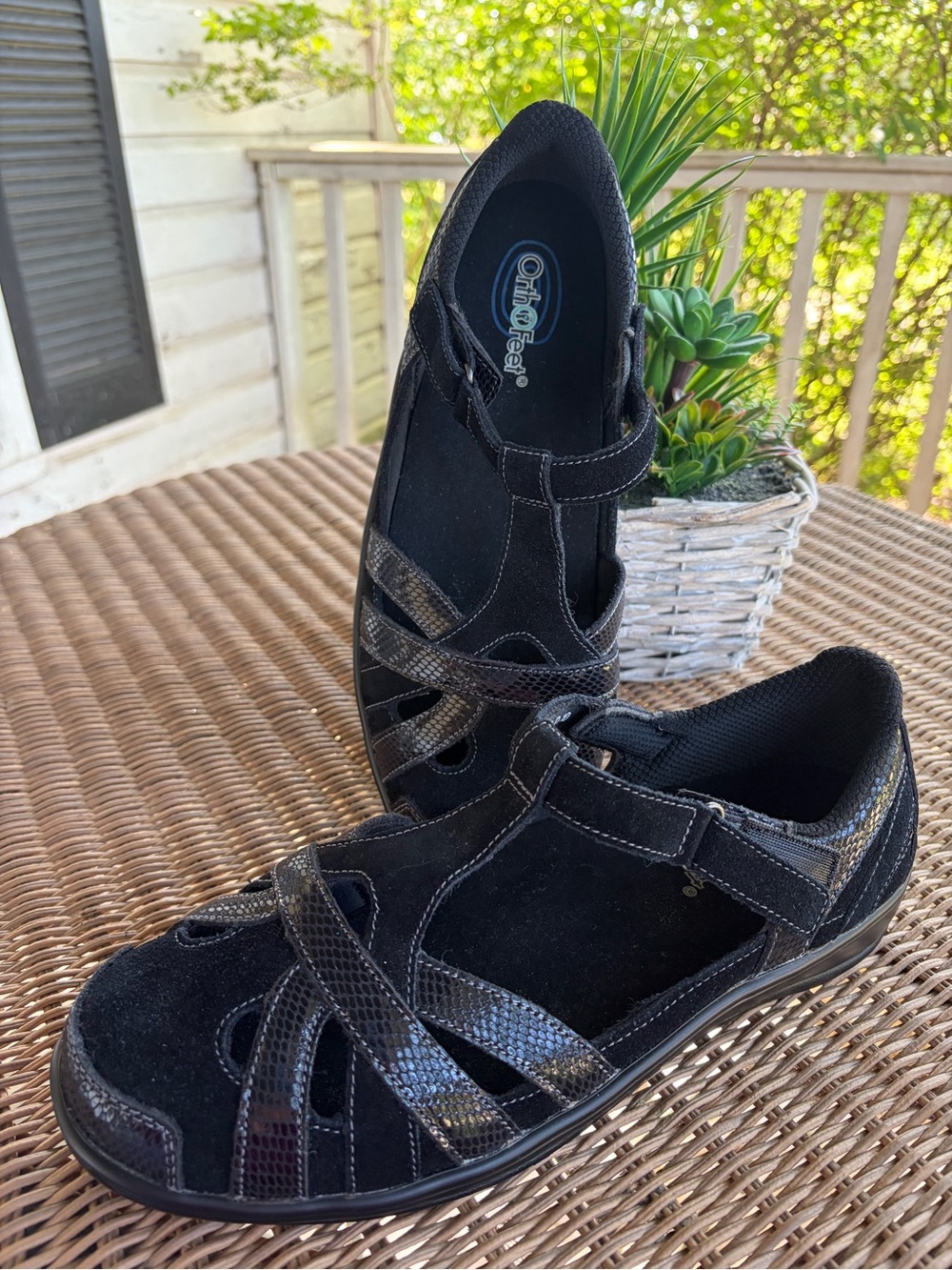 Orthofeet Comfortable Women's Black Strappy Closed-Toe Sandals